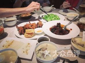 餐厅情侣吃瓜,餐厅情侣共享浪漫时光