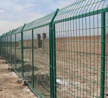 学校铁网围栏吃瓜