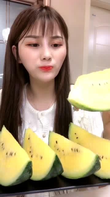 小姐姐吃瓜少女